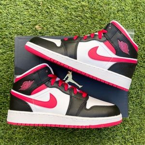 Nike Air Jordan 1 mid GS shoes